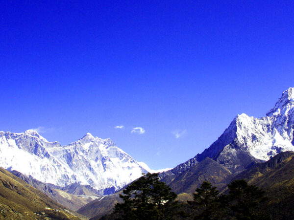 Foreground view of Ama Dablam and background view of Everest and surrounding peaks